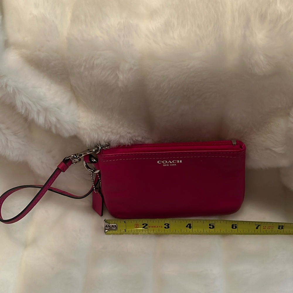 🩷COACH HOT PINK 🩷 WRISTLET. Beautiful condition, all matching pieces. 🩷